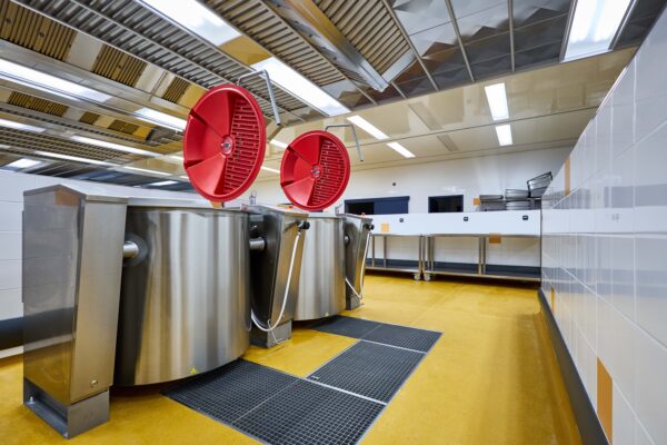 Nerezové odvodnění ve tvarech písmen ve FN Brno