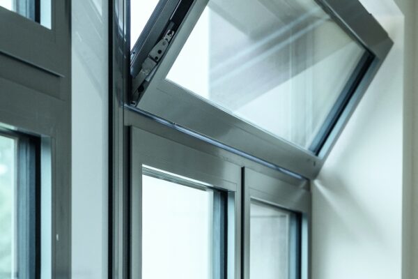 Automatizovaná okna s kováním Schüco ve třech německých školách