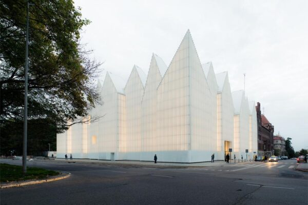 Vítězem Mies van der Rohe Award 2015 je stavba z Polska