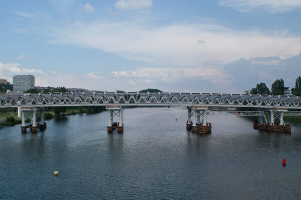 Ladné křivky Trojského mostu