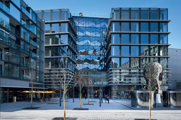 Prolamovaná fasáda objektu Quadrio