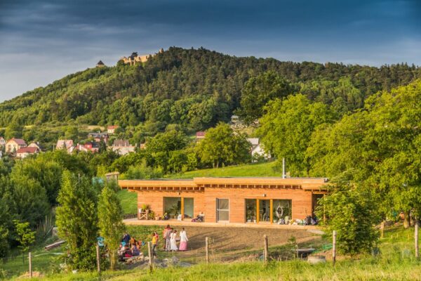 Dům se zelenou střechou