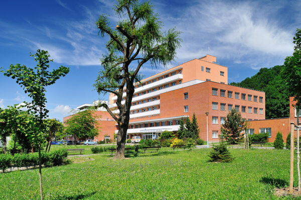 Nová spárovací malta Cemix na fasádě Krajské nemocnice Tomáše Bati