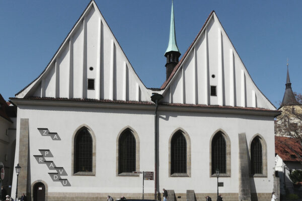 Za pravdu! hlásá sluneční graffiti na Betlémské