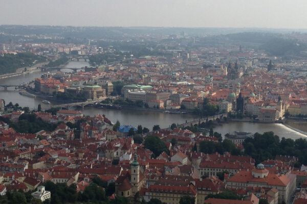 Památkáři regulují stavební zásahy na střechách v Praze