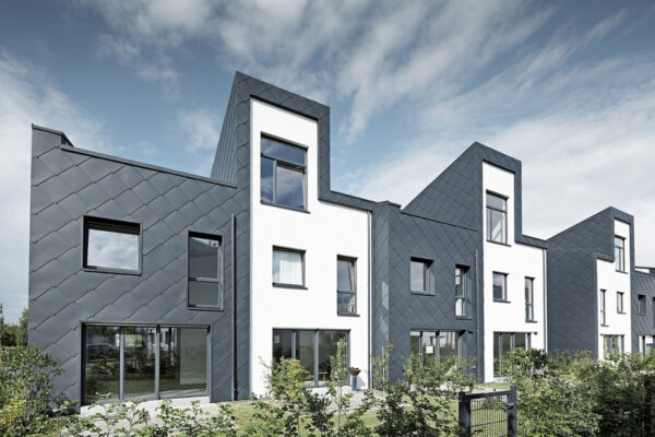 Hliníkové tašky a fasádní šablony Prefa na řadových domech