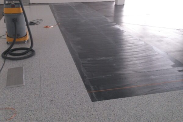 Elektrostaticky vodivé podlahové krytiny se systémovým řešením Thomsit