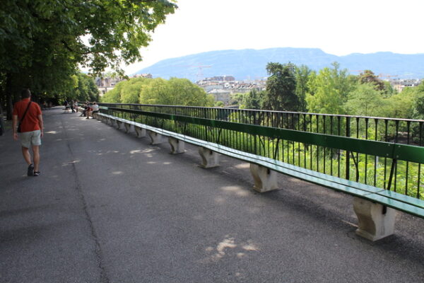 Praha v architektonické soutěži vybere jednotný vzhled laviček, košů a zastávek MHD