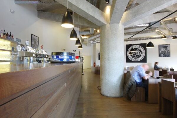 Restaurace, terasa a fitness v Kotvě