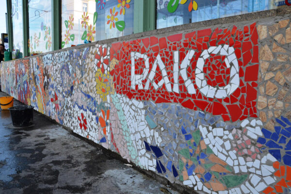 Šedivou zastávku studenti osadili květinami – z obkladů RAKO