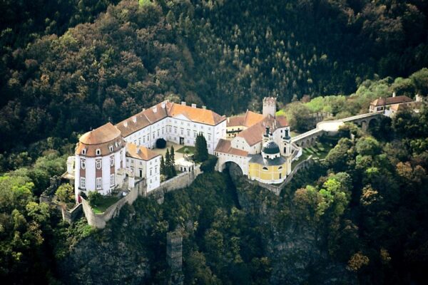 Památkáři opraví zchátralé střechy zámku ve Vranově nad Dyjí