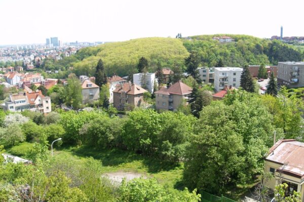 Radnice Prahy 5 hledá tři projektanty, kteří vypracují studie využití pozemku Na Pláni v oblasti Malvazinek