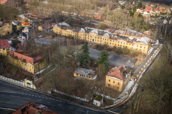 Chebská kasárna na Zlatém vrchu čeká letos demolice