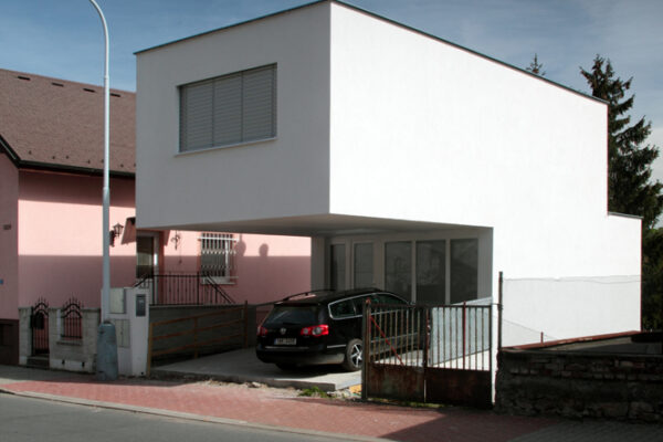 Na úzké parcele u rybníka