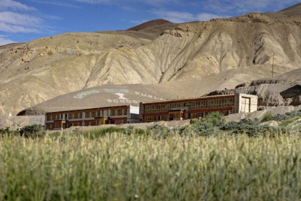 Ekologický a soběstačný kampus školy v Himalájích