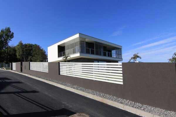 Dům s travnatým hřištěm