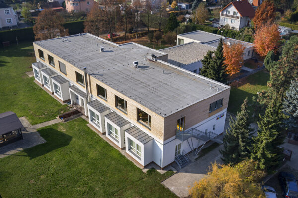 Přístavba školky v Dobřichovicích