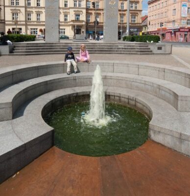 Plzeňský deník: Prasklý památník Díky, Ameriko! se asi bude bourat