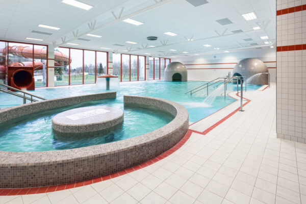 Retro keramické postavy a moderní obklady ožily v bazénu Klatovy