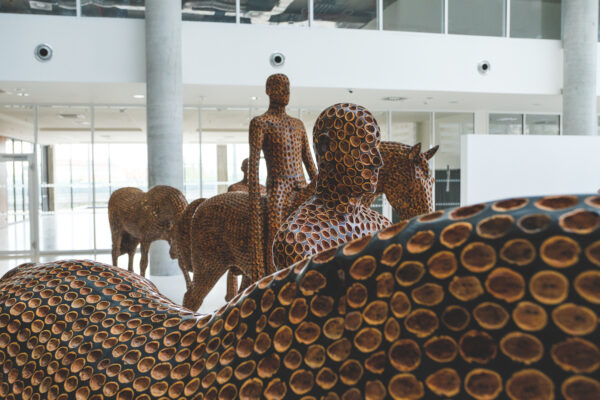 Sochy Michala Gabriela v budově Enterprise