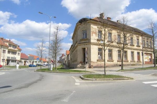 Proti bourání secesního hotelu v Telči protestovaly desítky lidí