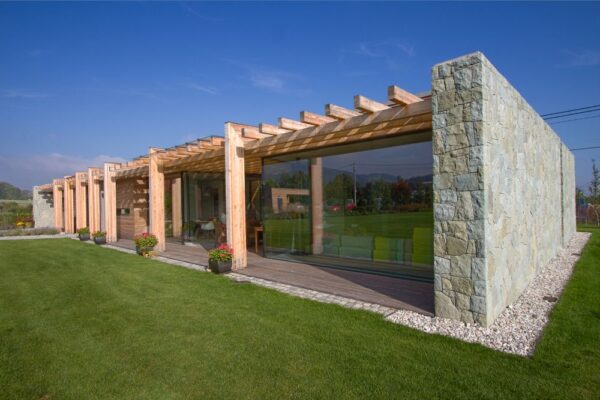Dům z kamene, dřeva a skla