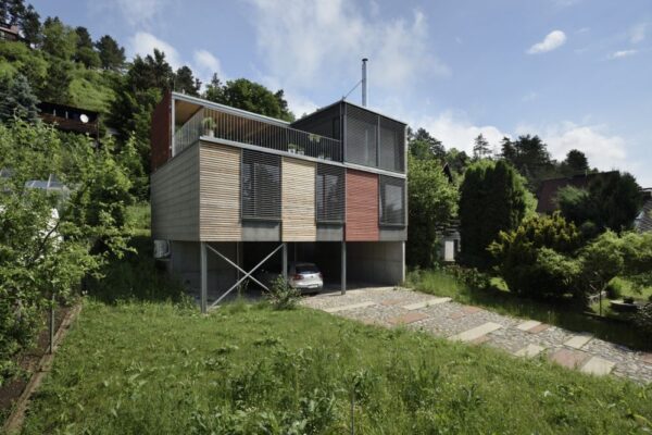 Dřevostavba ve svahu