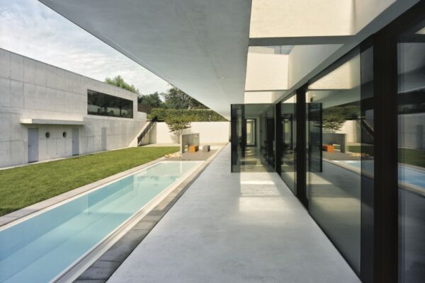 Rodinný dům z bílého betonu