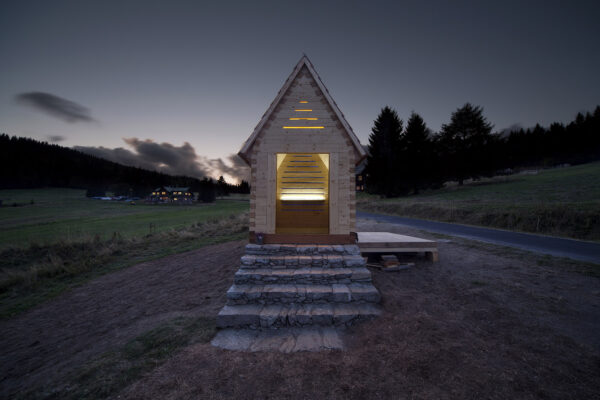 Zvonička z Krkonoš vs  úsporná kancelářská budova v Karlíně