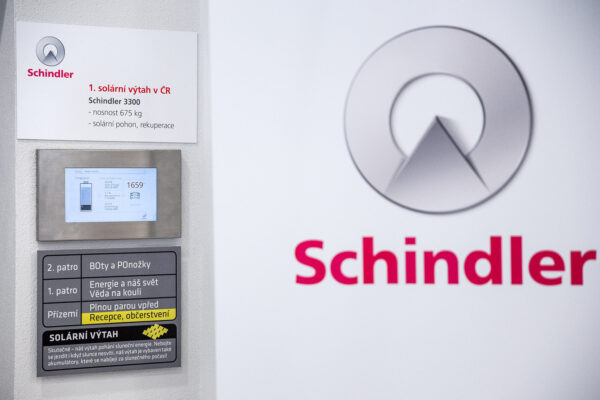 Unikátní solární výtah i letoun spojují  technologie značky Schindler