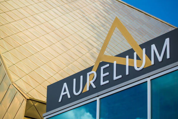 Střídmé interiéry z obkladů RAKO v zlatě zářícím kulturním centru Aurelium