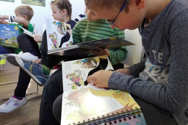 Týna a kocour Mikeš staví zdravý a krásný dům