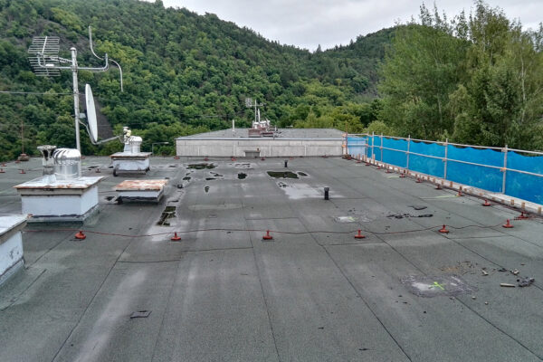 Co nejvíc pálí dvouplášťové střechy