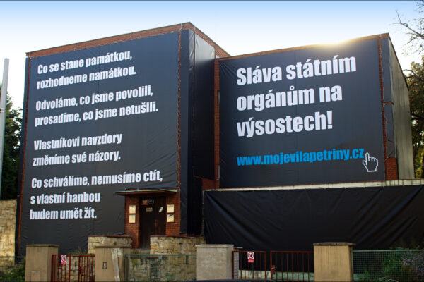 Vila na Petřinách celá v černém