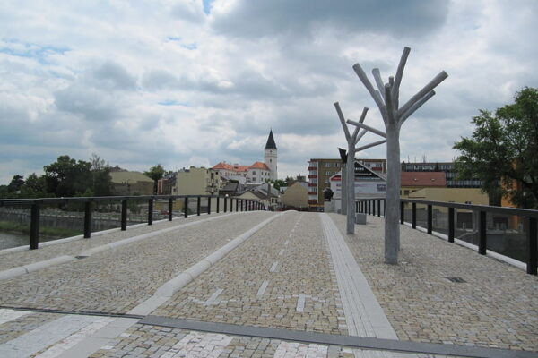 Betonový strom na Tyršově mostě získal pletený oblek