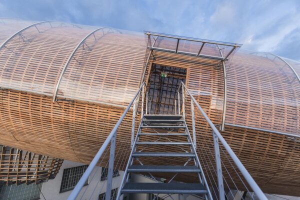 Vzducholoď na střeše DOXu