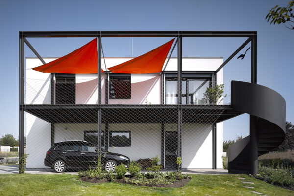 Rodinný dům  s autodílnou v Bašti