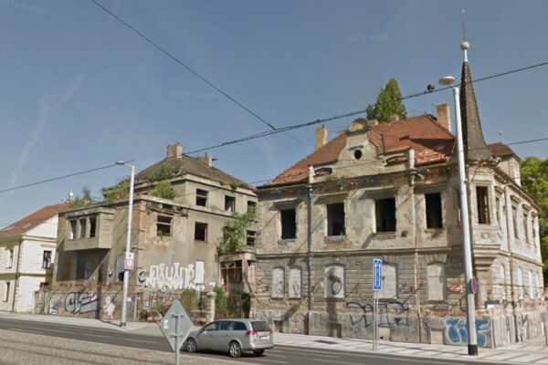 Developer vyzval Prahu 6 k demolici zchátralých vil na Letné