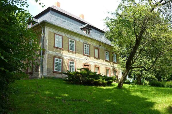 Kláštery, kostely, kaple, fary a jejich klima