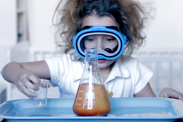 Holky na techniku patří, říká nová kampaň VUT