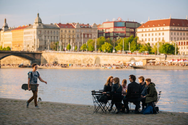 Do ulic se vrátí Pražské židle
