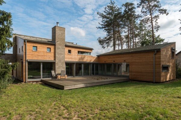 Rodinný dům s betonovou zdí