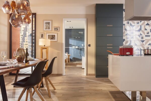 4 tipy na aktuální obklad stěny za kuchyňskou linkou