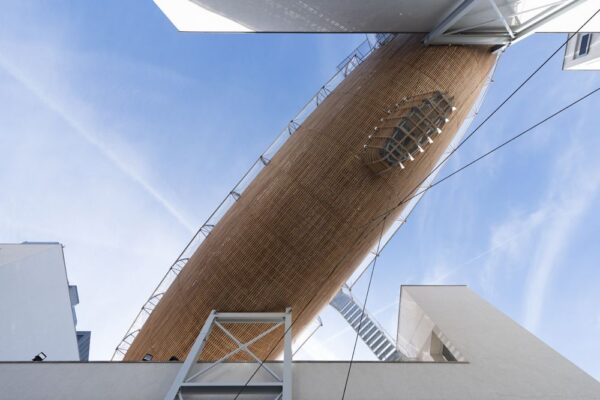 Na střeše galerie kotví vzducholoď