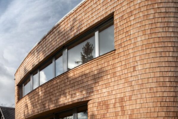 Dřevostavbu zdobí štípané šindele