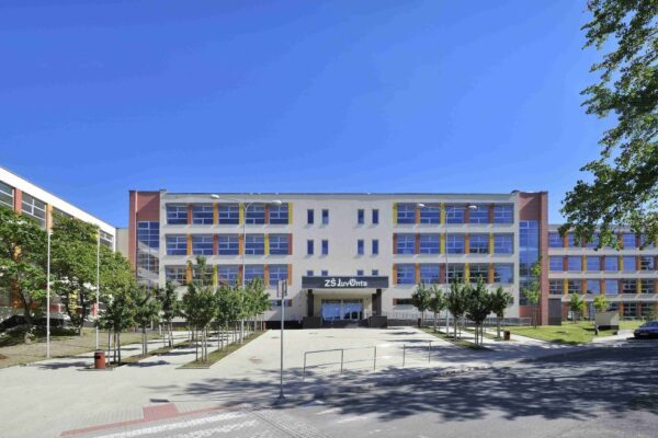 Škola Juventa v Milovicích