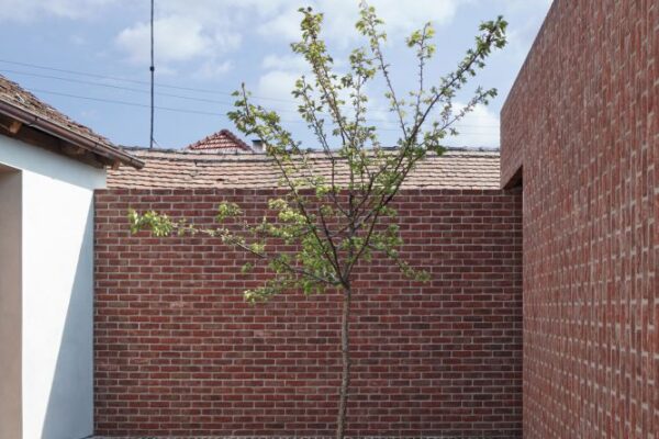 Dům v cihlové zahradě