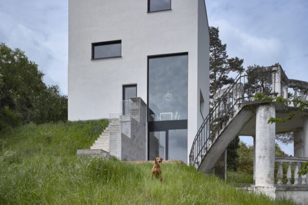 Dům – věž ve svahu nad Berounkou