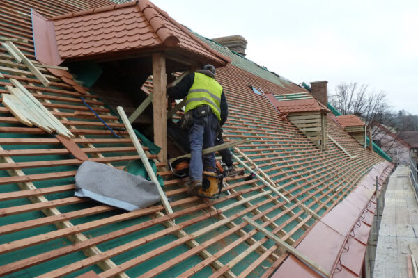 Dolní zámek v Teplicích nad Metují má díky nové střeše opět historickou podobu