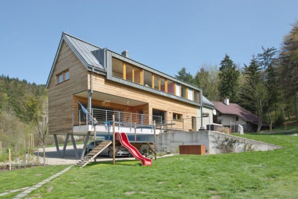 Dřevo, kámen a beton v podhůří Beskyd